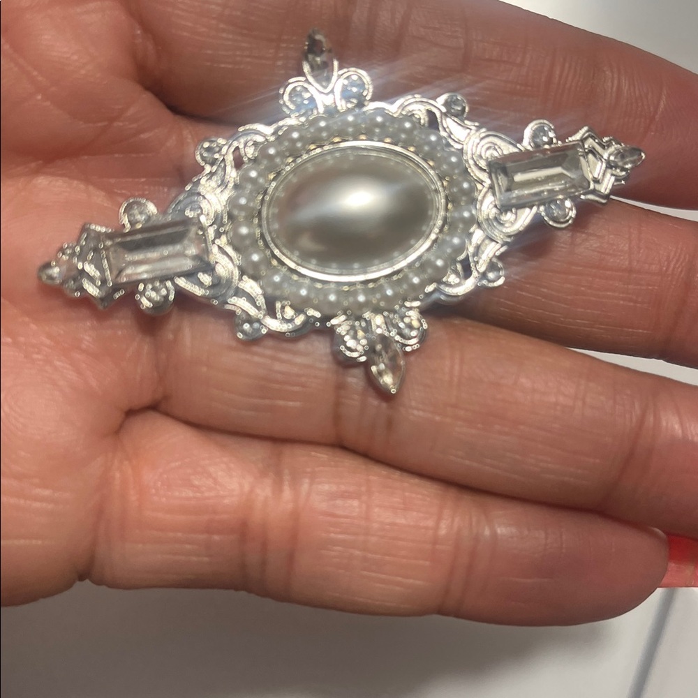 Elegant Silver Cross Brooch with Faux Pearl Accent - Picture 6 of 9